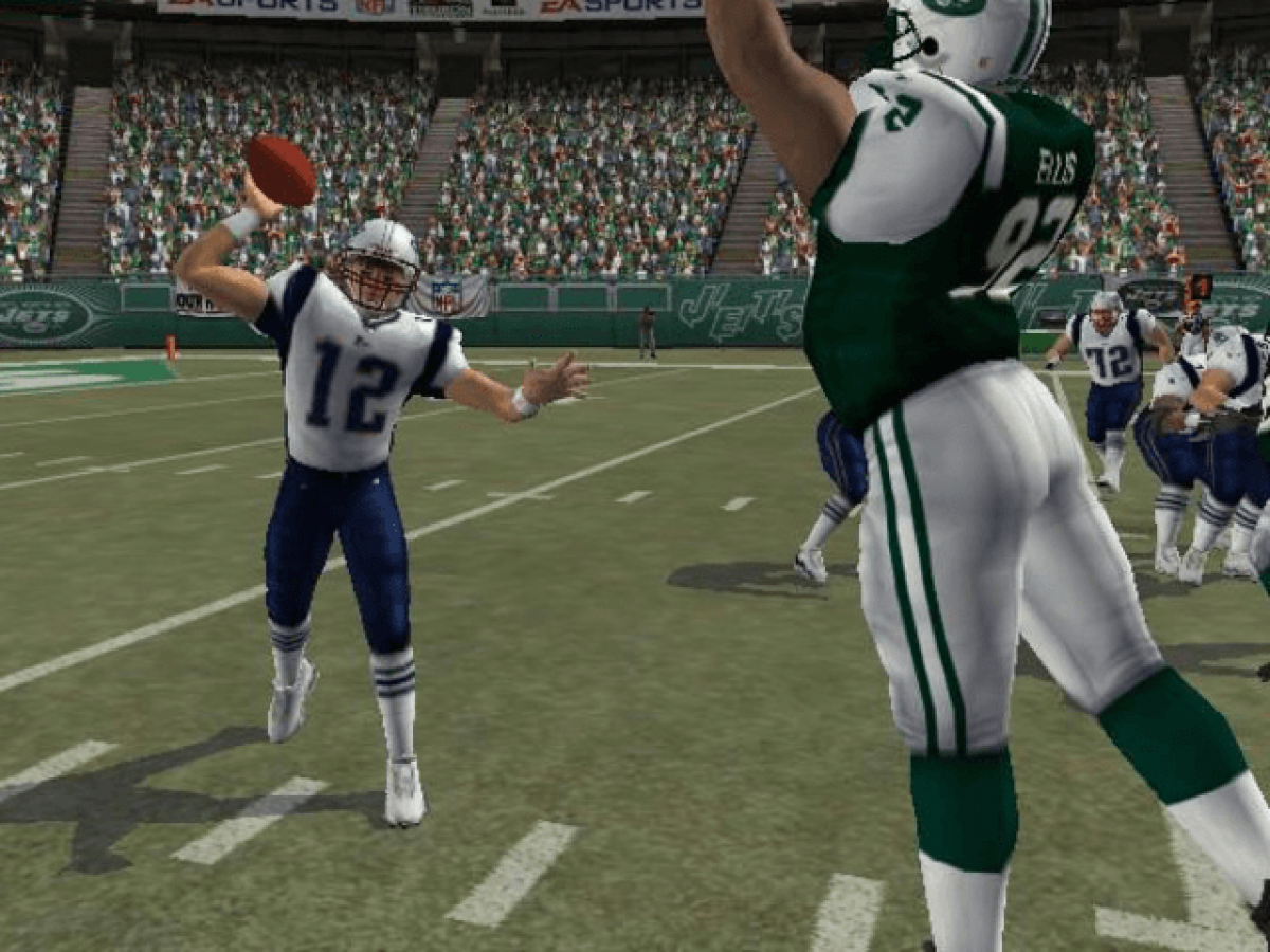 Gameplay of ESPN NFL Football game for Xbox with a Tom Brady throwing a bowl